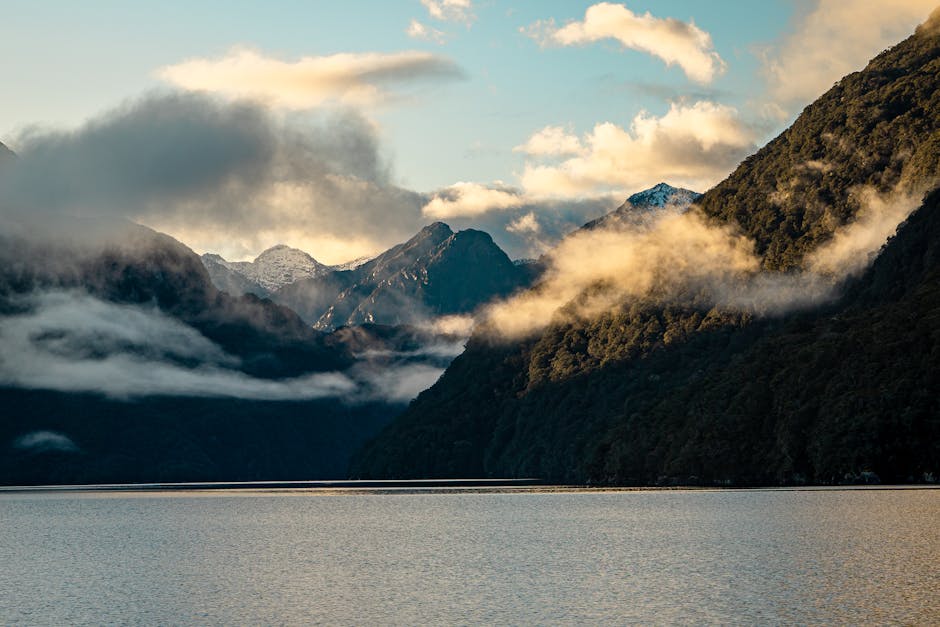 Panoramic landscape of New Zealand lake and mountains for a week-long itinerary